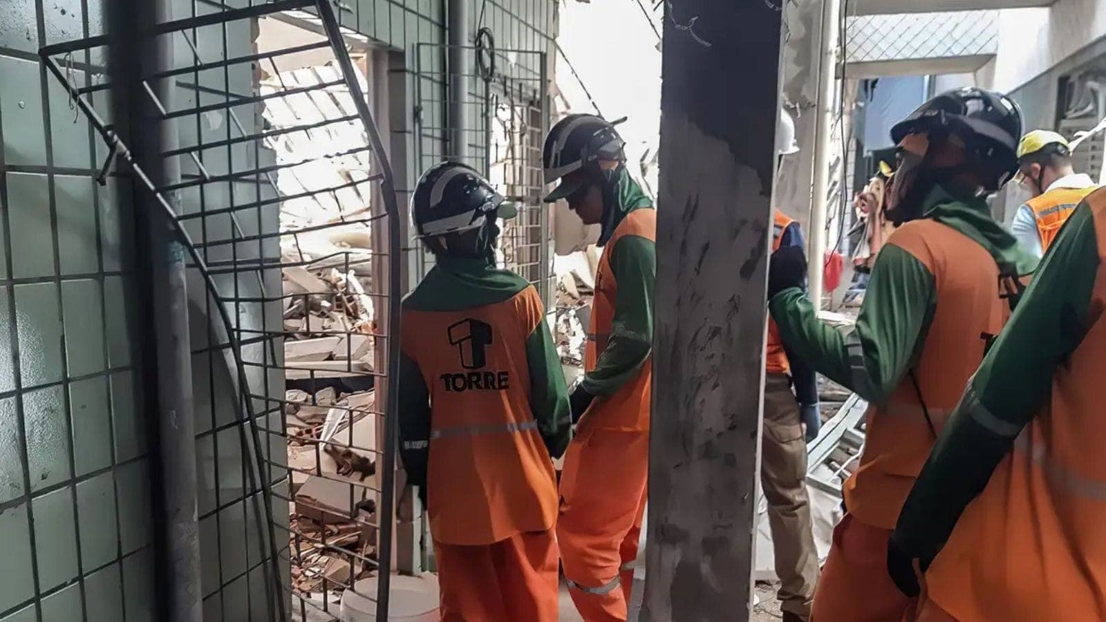Bombeiros atuam em desabamento em prédio residencial em Aracaju