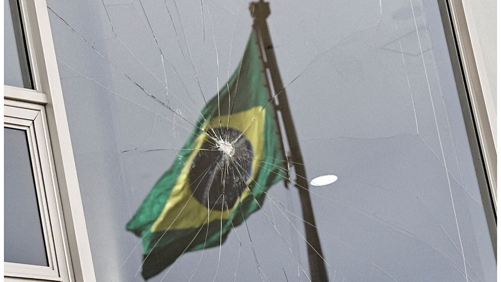 Relembre em fotos os ataques de 8 de janeiro em Brasília