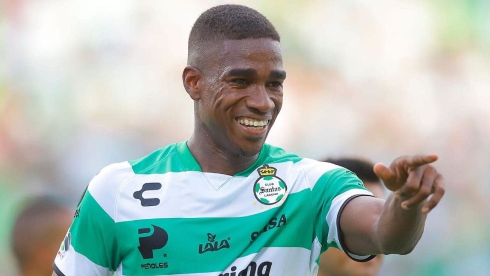Félix Torres é esperado no Brasil nesta quinta (11) para assinar com o Corinthians