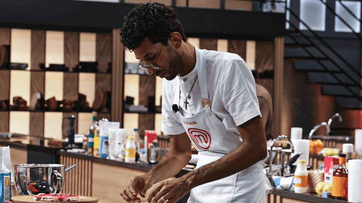 Endrik cozinha durante prova do MasterChef Brasil