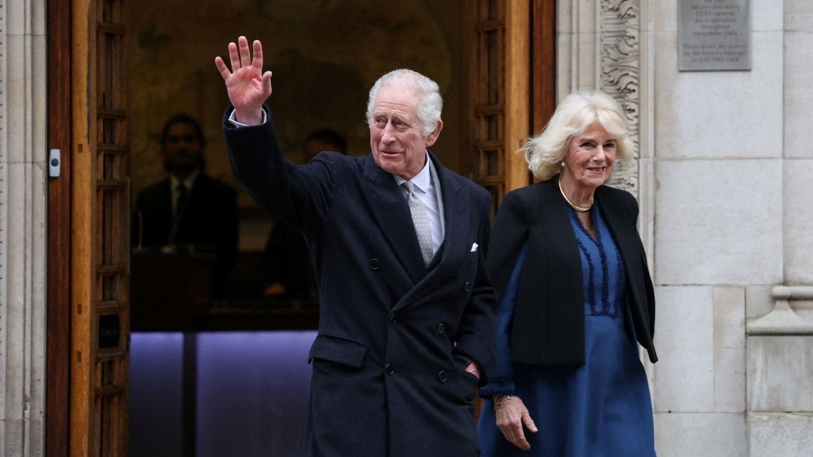 Rei Charles III deixa hospital em Londres ao lado da rainha Camilla