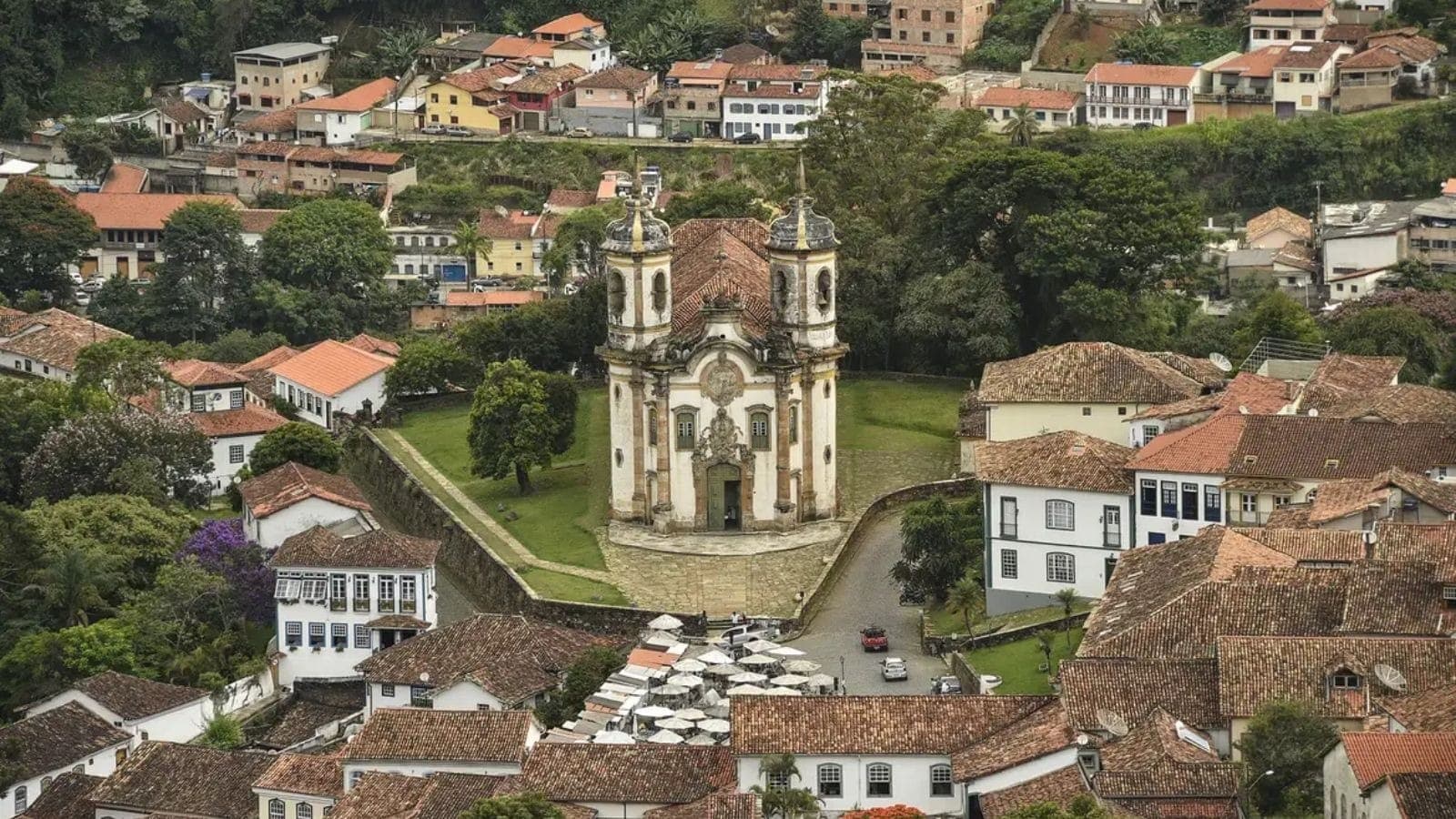 Brasil tem mais igrejas e templos religiosos do que escolas e hospitais