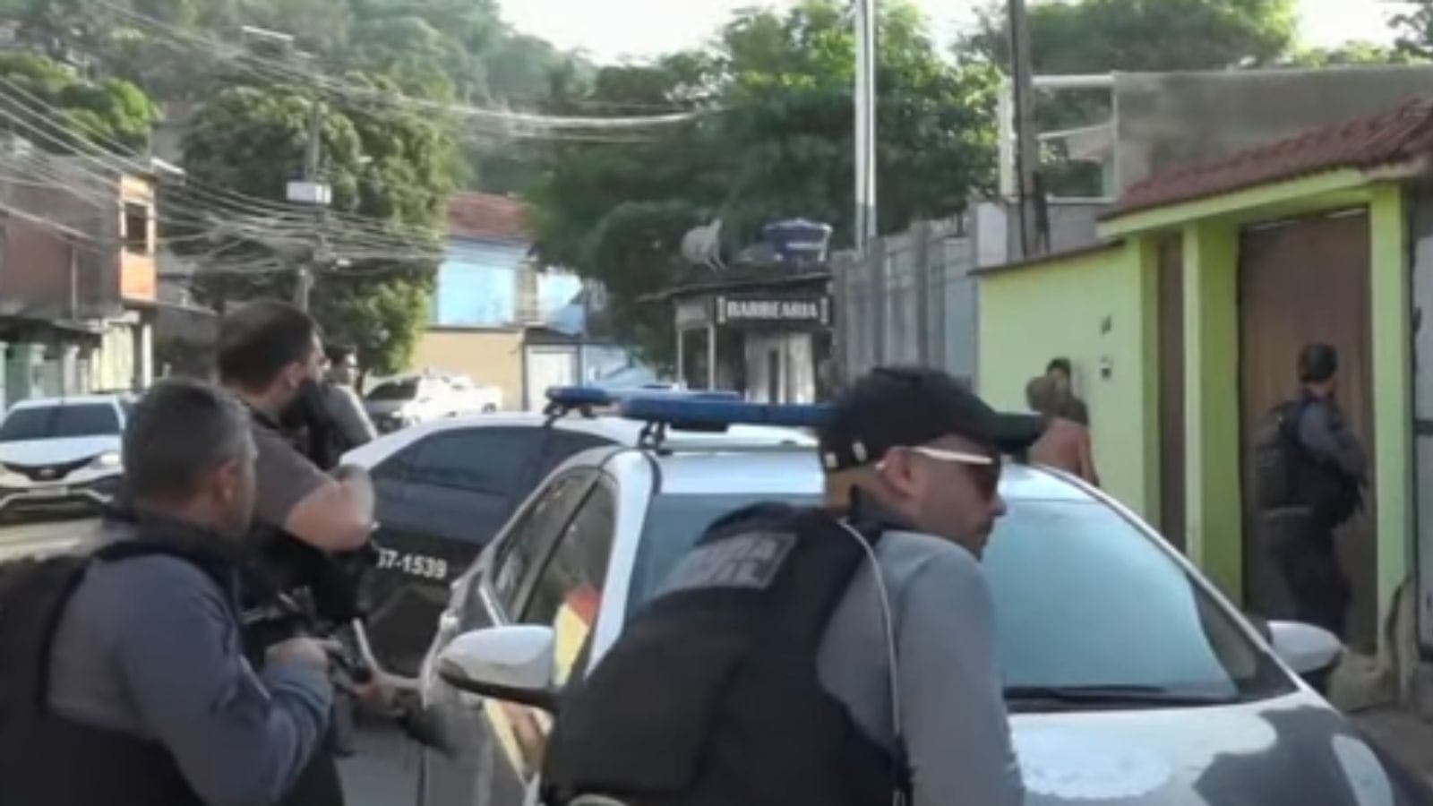 Miliciano atirou contra policiais