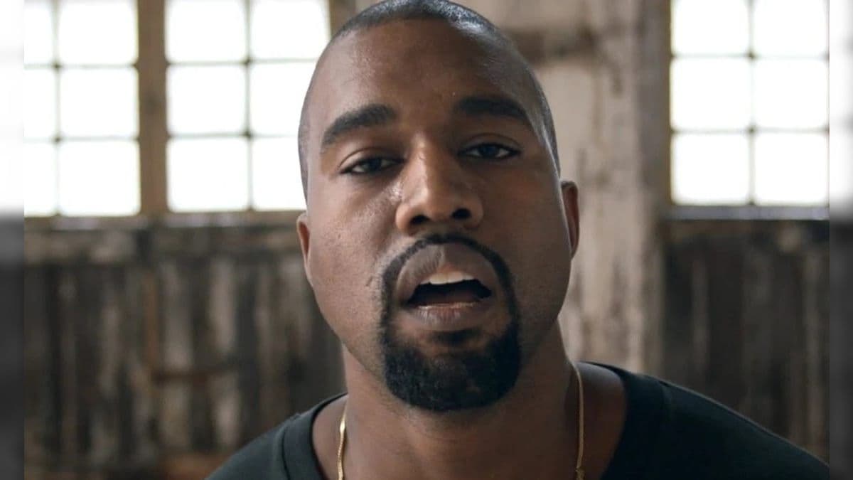 A autora do processo é judia e trabalhou como especialista de marketing para Kanye West