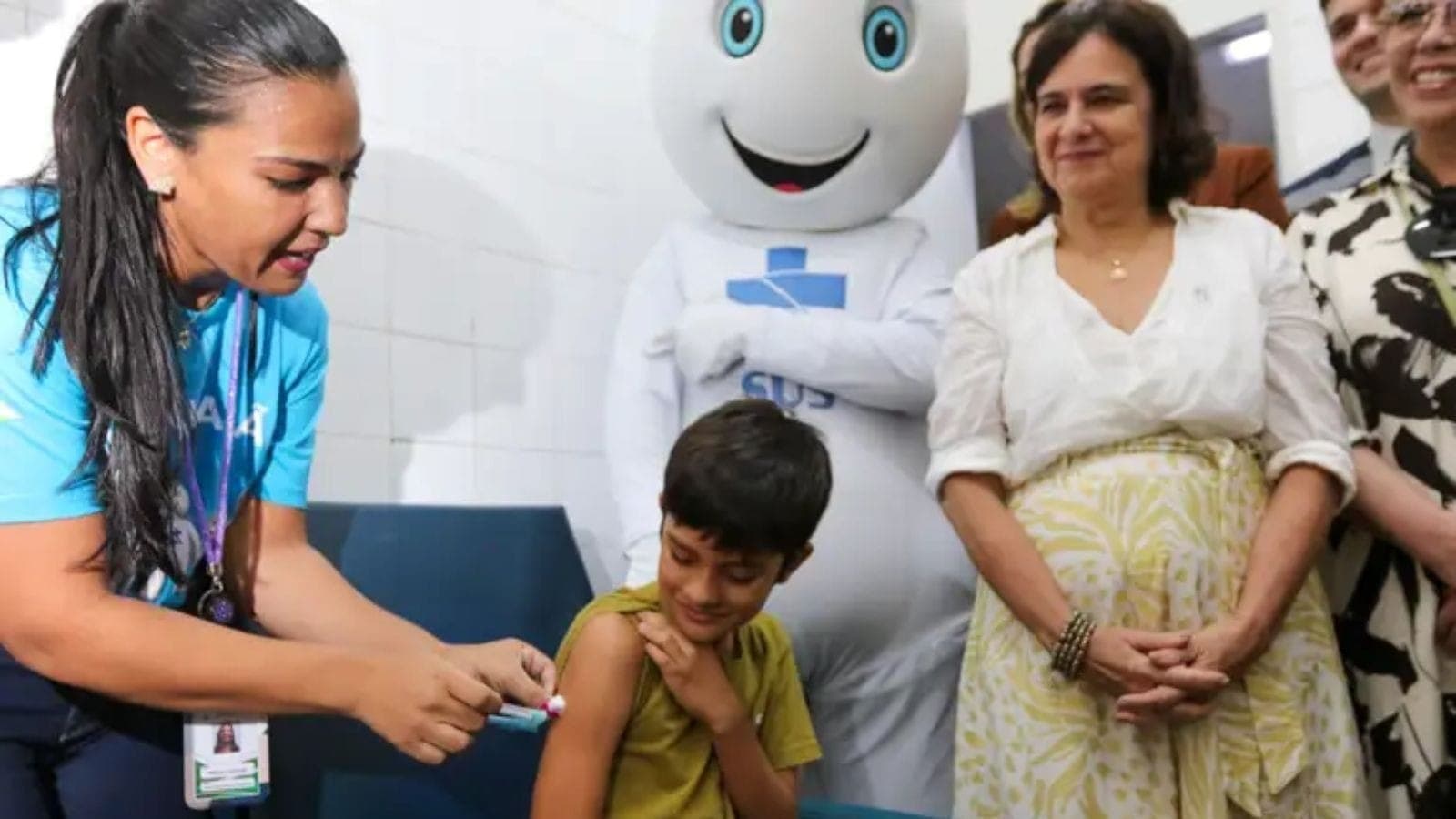 Nísia Trindade acompanha início da vacinação contra a dengue no DF