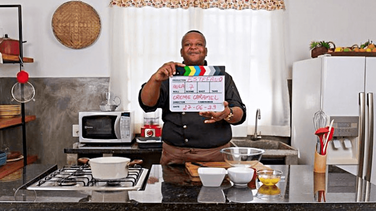 Estefano dá aulas, participa de programas na TV e mantém um buffet com a esposa