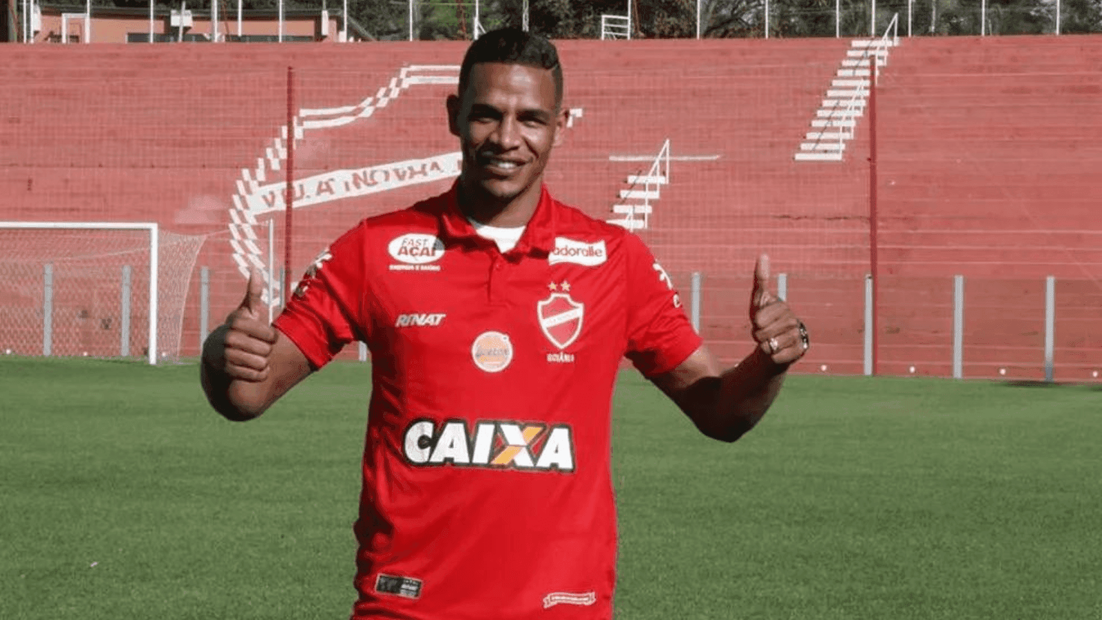 Fernando vestindo a camisa do Vila Nova
