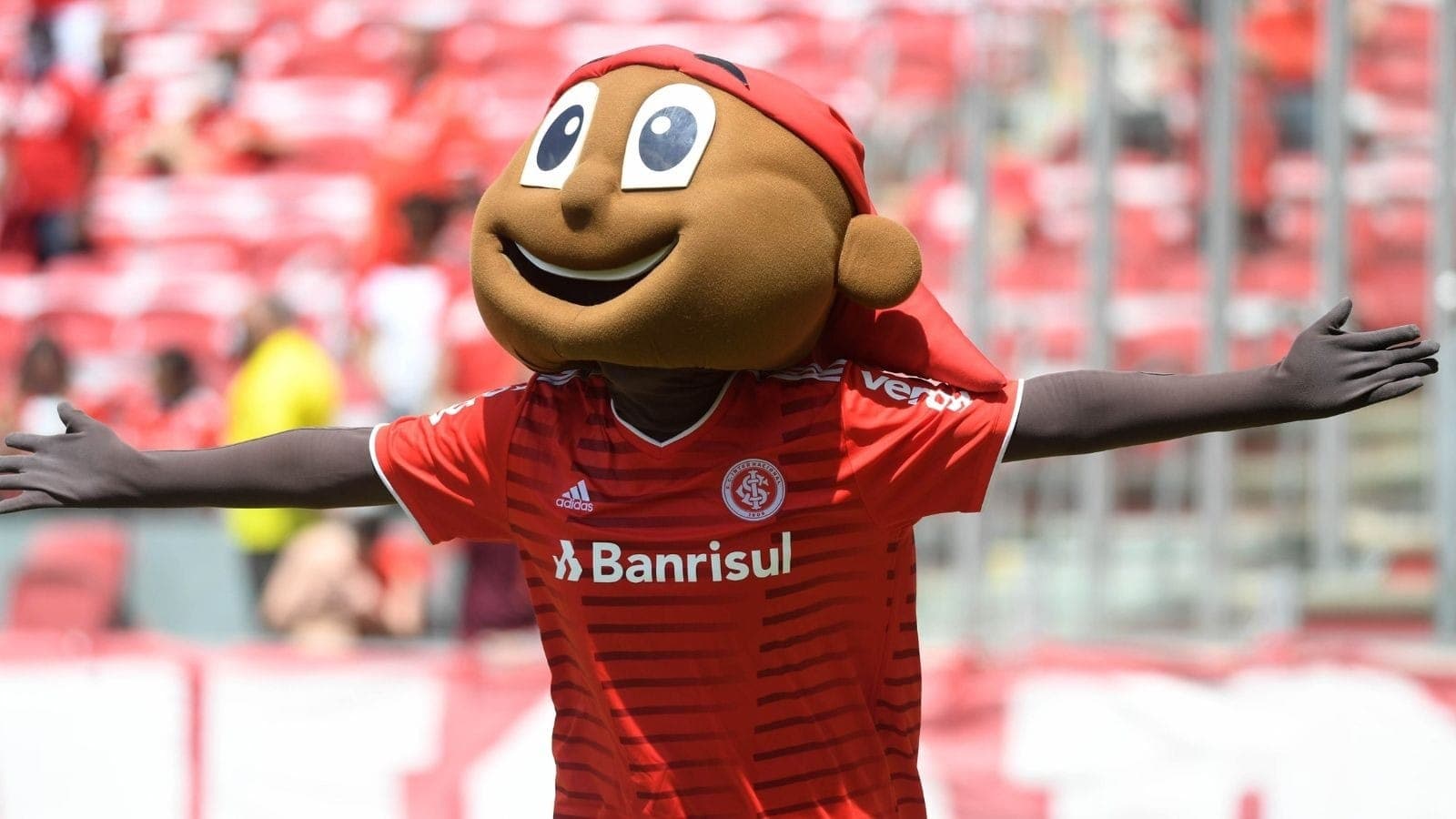 Funcionário fantasiado de Saci, do Internacional é denunciado por importunação sexual