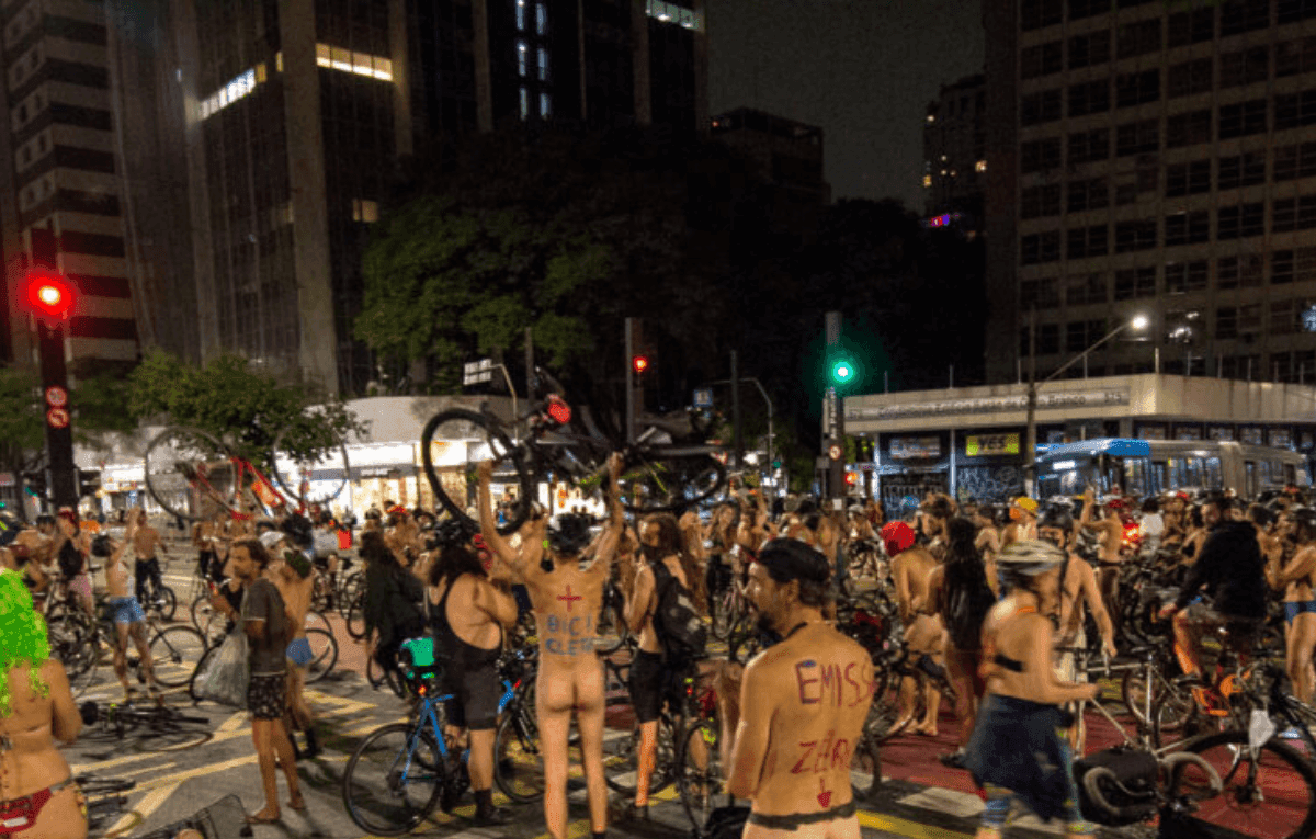 Ciclistas pedalam sem roupa em protesto em São Paulo