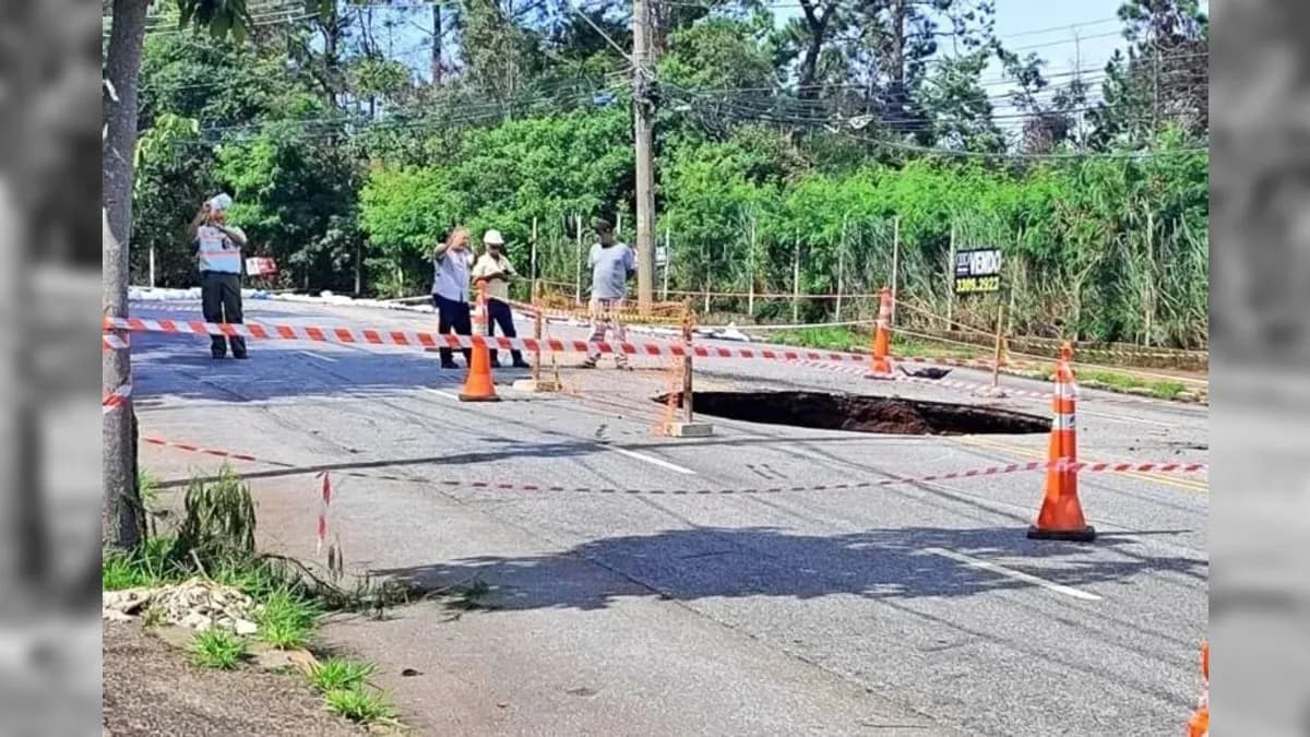 Segundo a prefeitura, o problema foi na rede de drenagem da avenida
