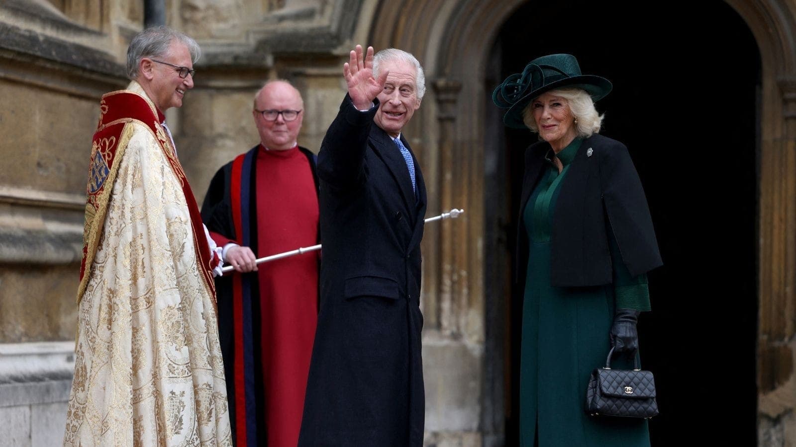 Rei Charles e rainha Camilla na capela de São Jorge, em Windsor
