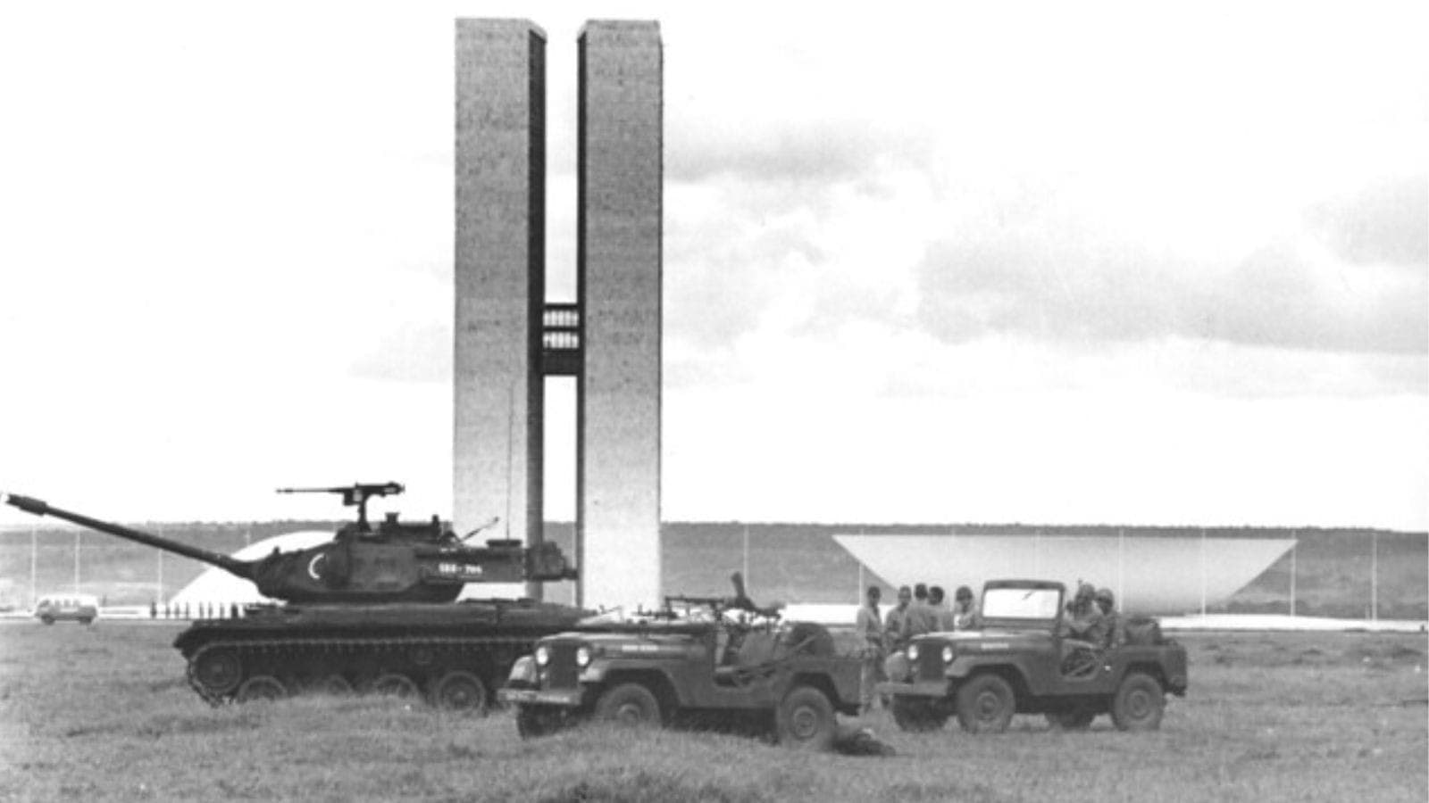 Tanques em frente ao Congresso Nacional, em 1964