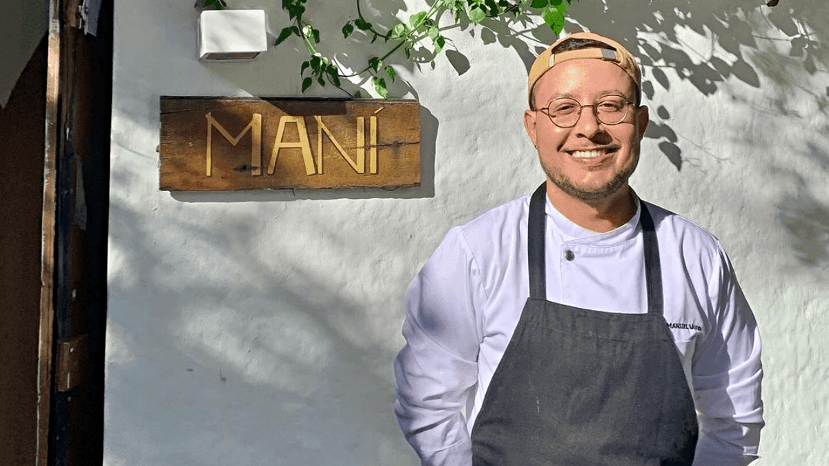 Emanuel Savio posa em frente à fachada do Maní, em São Paulo (SP)