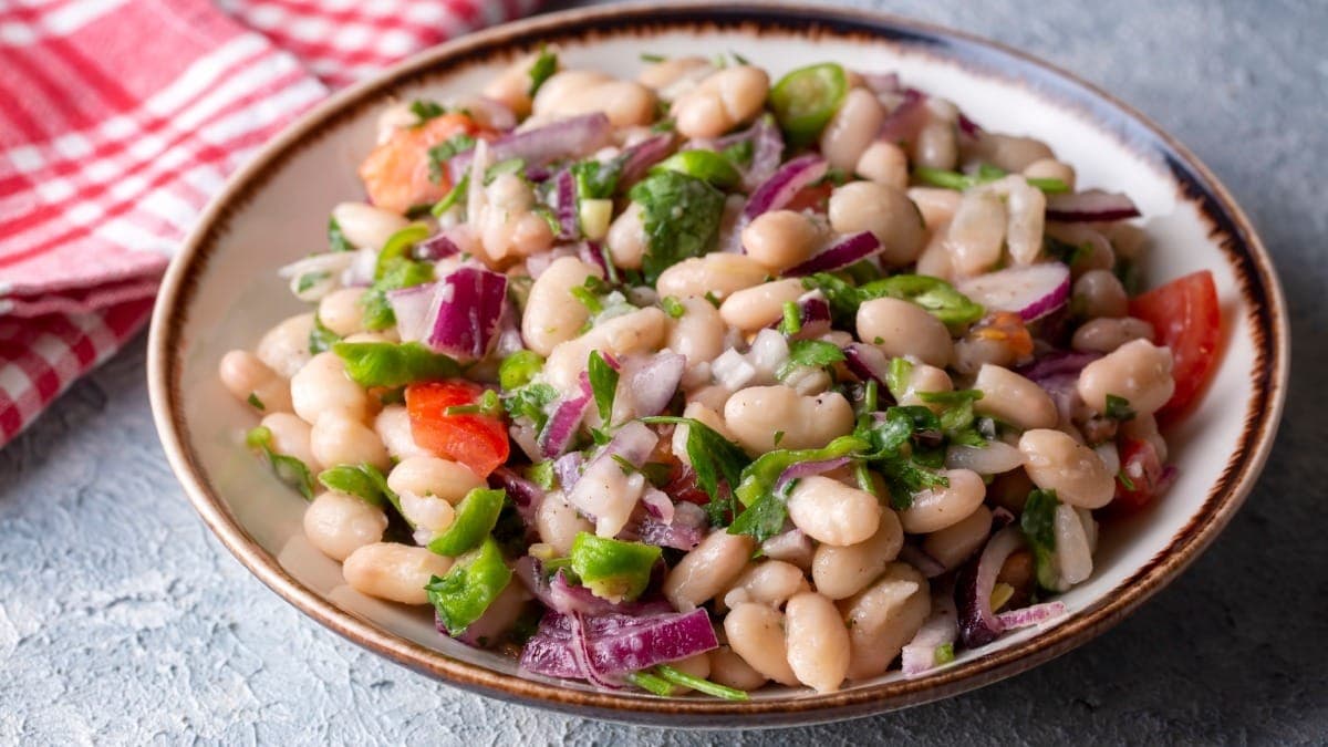 Aprenda a fazer receita de salada de feijão-fradinho da Carole Crema