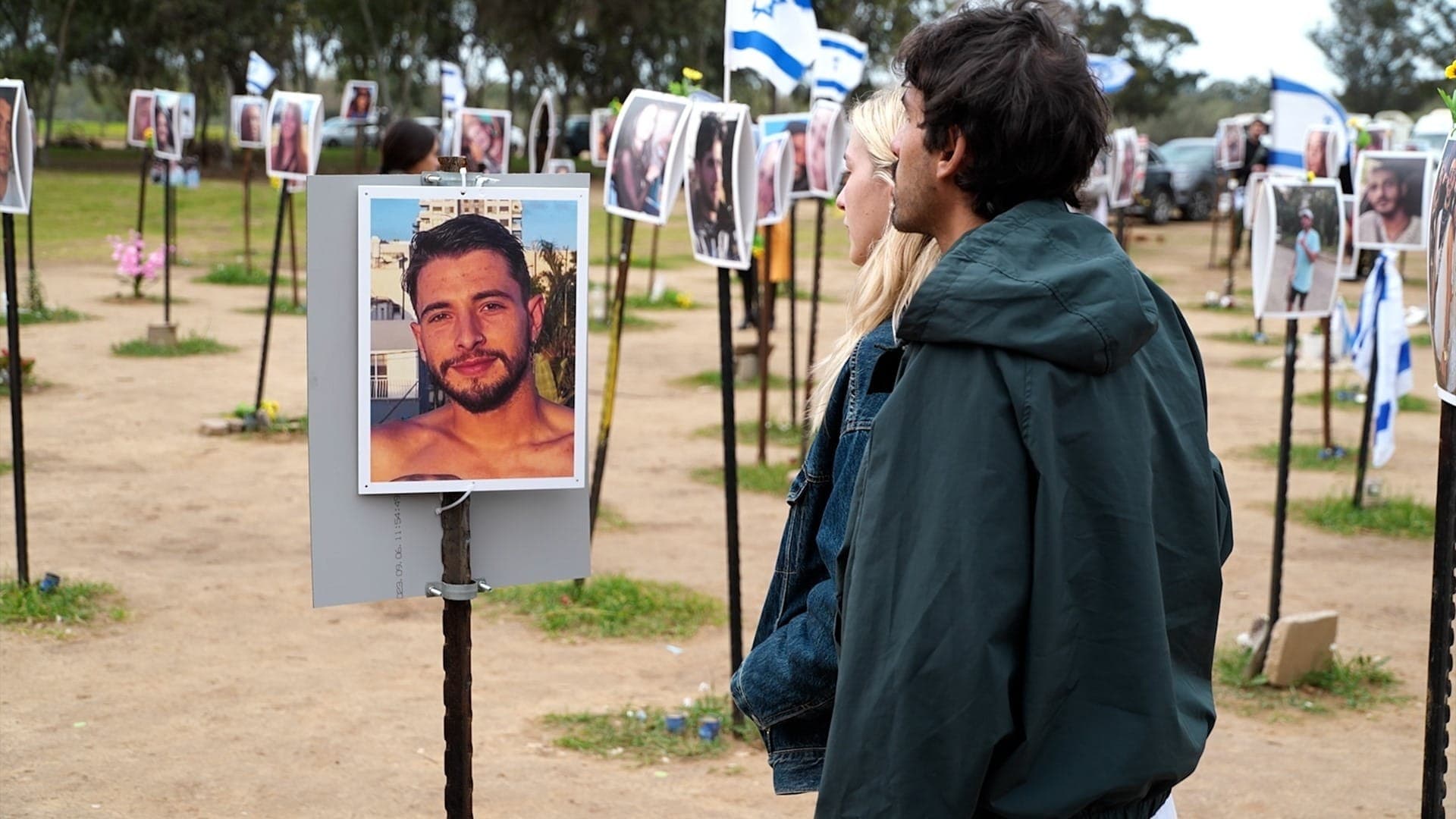 Filme registra momento em que sobreviventes do ataque terrorista visitam memorial