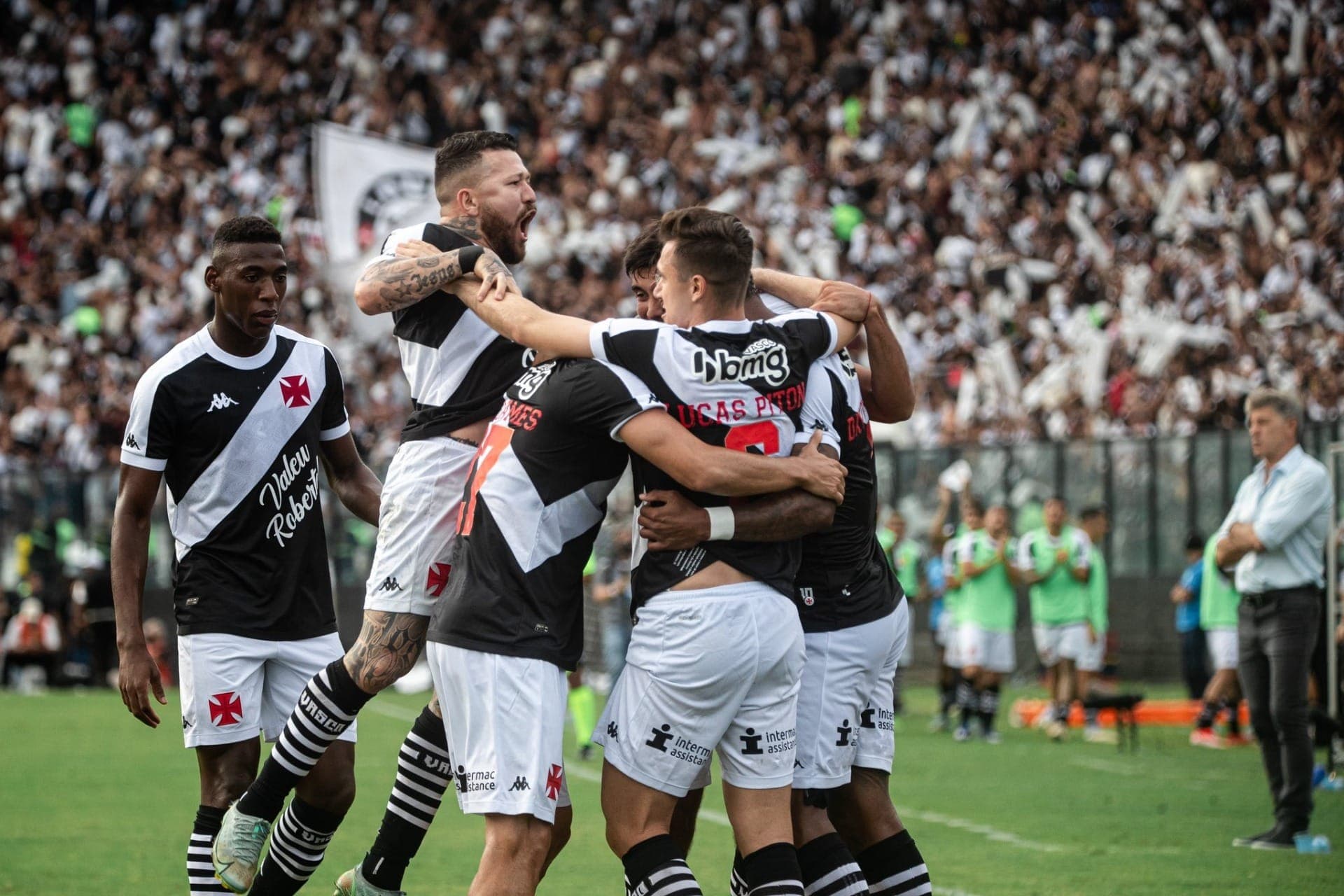 Jogadores do Vasco comemoram vitória sobre o Grêmio na estreia
