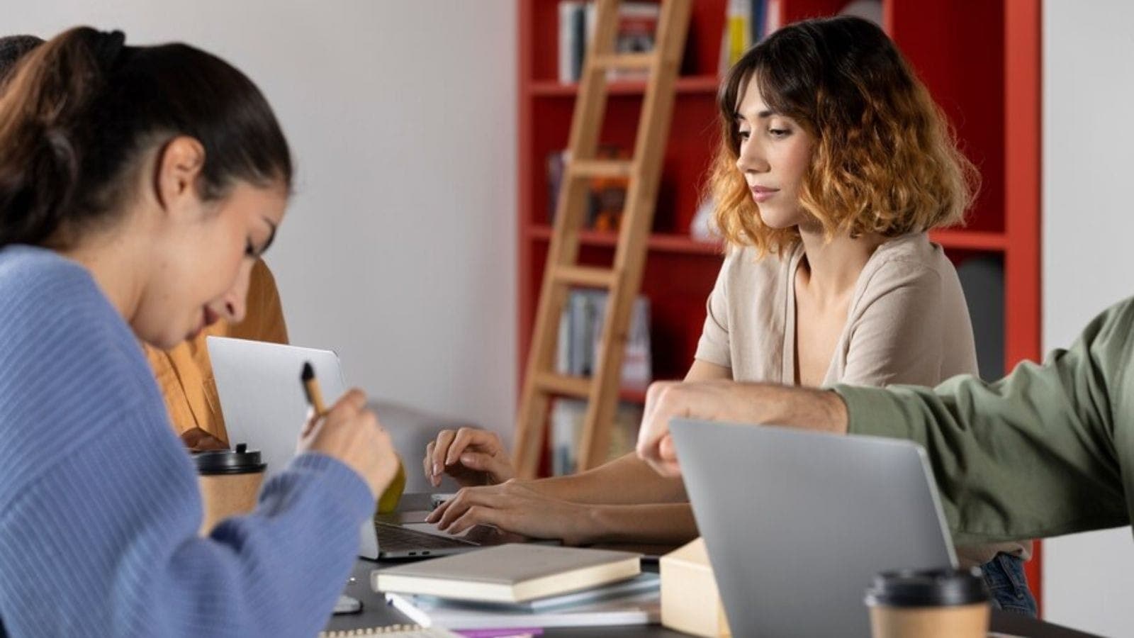 Jovens em ambiente de trabalho