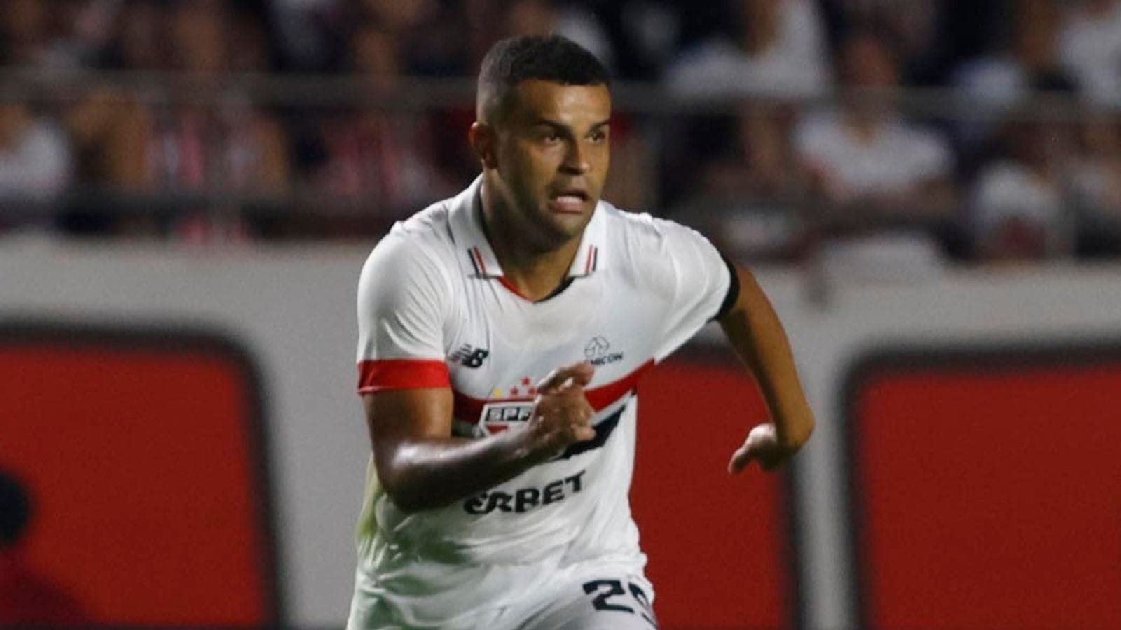 Alisson, volante do São Paulo, em ação durante Choque-Rei