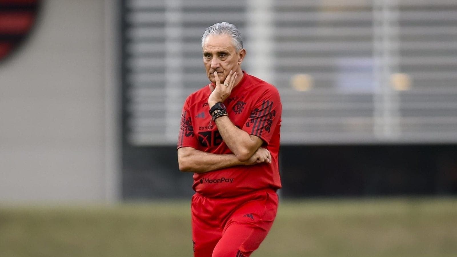 Tite durante treino do Flamengo no Ninho do Urubu