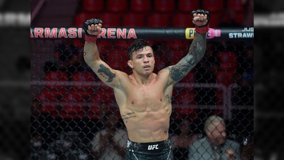 Alessandro Costa comemora a vitória no UFC 301, no Brasil
