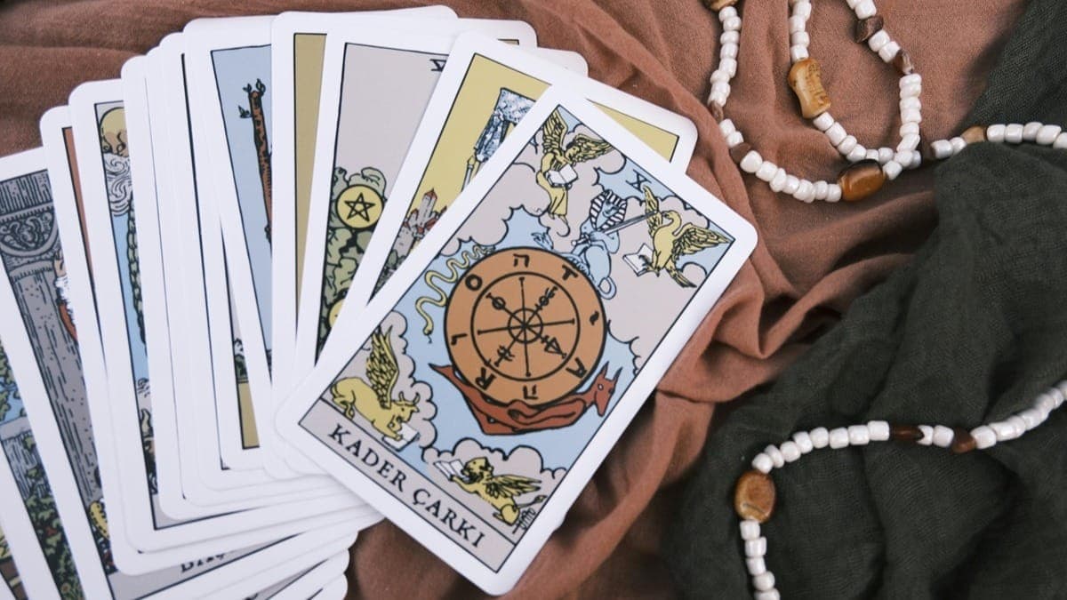 Descubra quantas cartas existem no baralho de tarot
