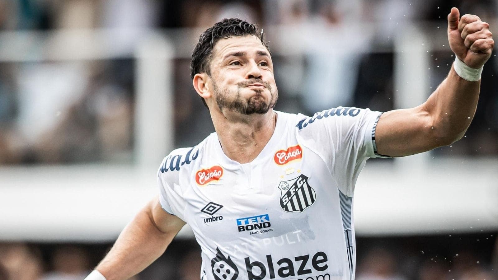 Giuliano marou um dos gols da goleada do Santos