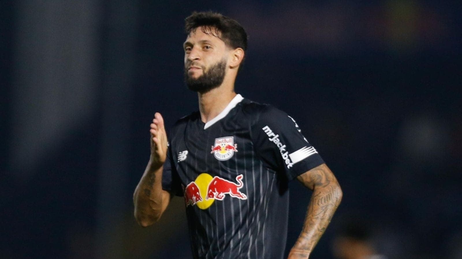 Juninho Capixaba anota gol do Bragantino contra o Sousa, pela Copa do Brasil