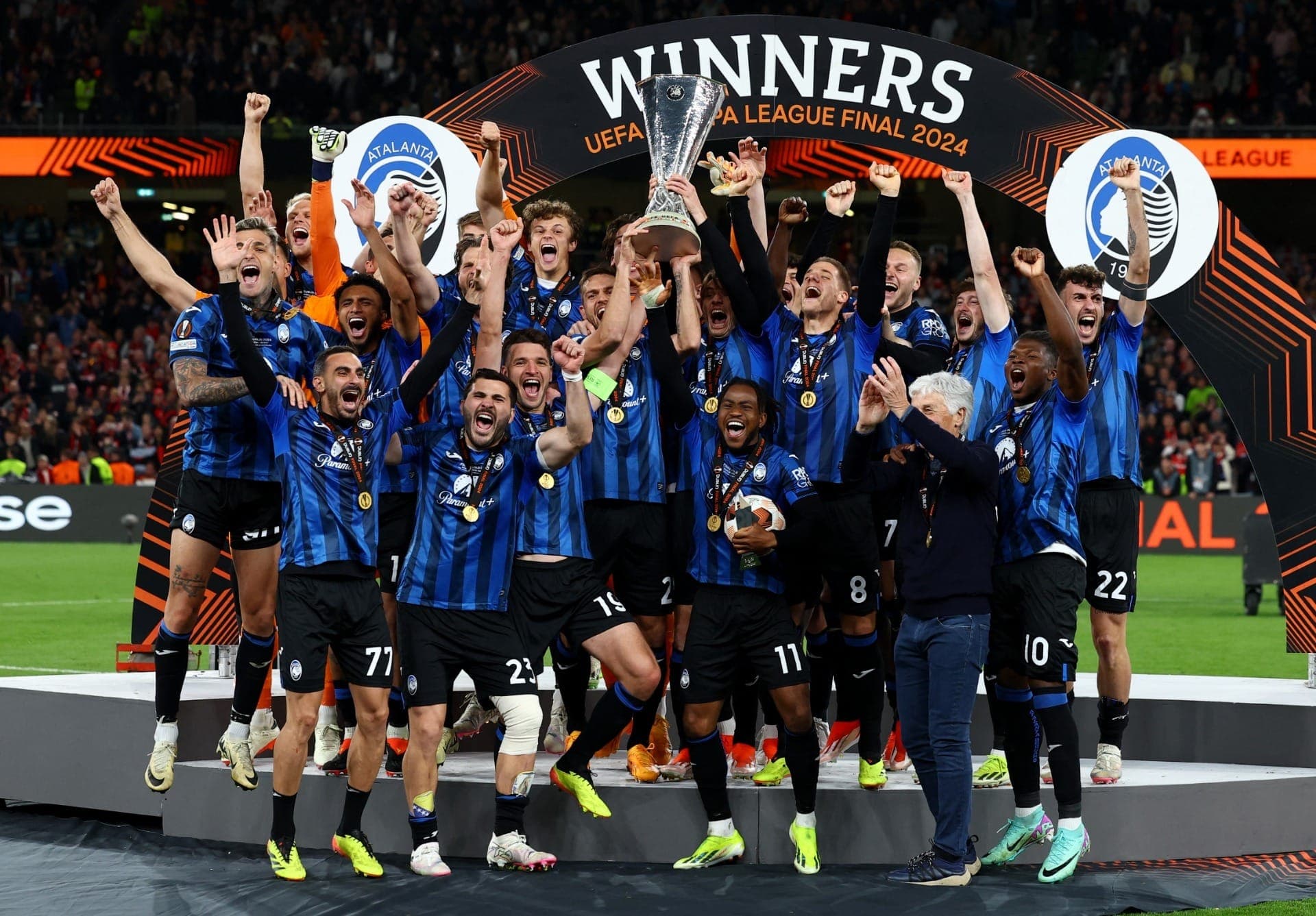 Festa da Atalanta com o troféu da Liga Europa 2023-24, após vitória sobre o Leverkusen