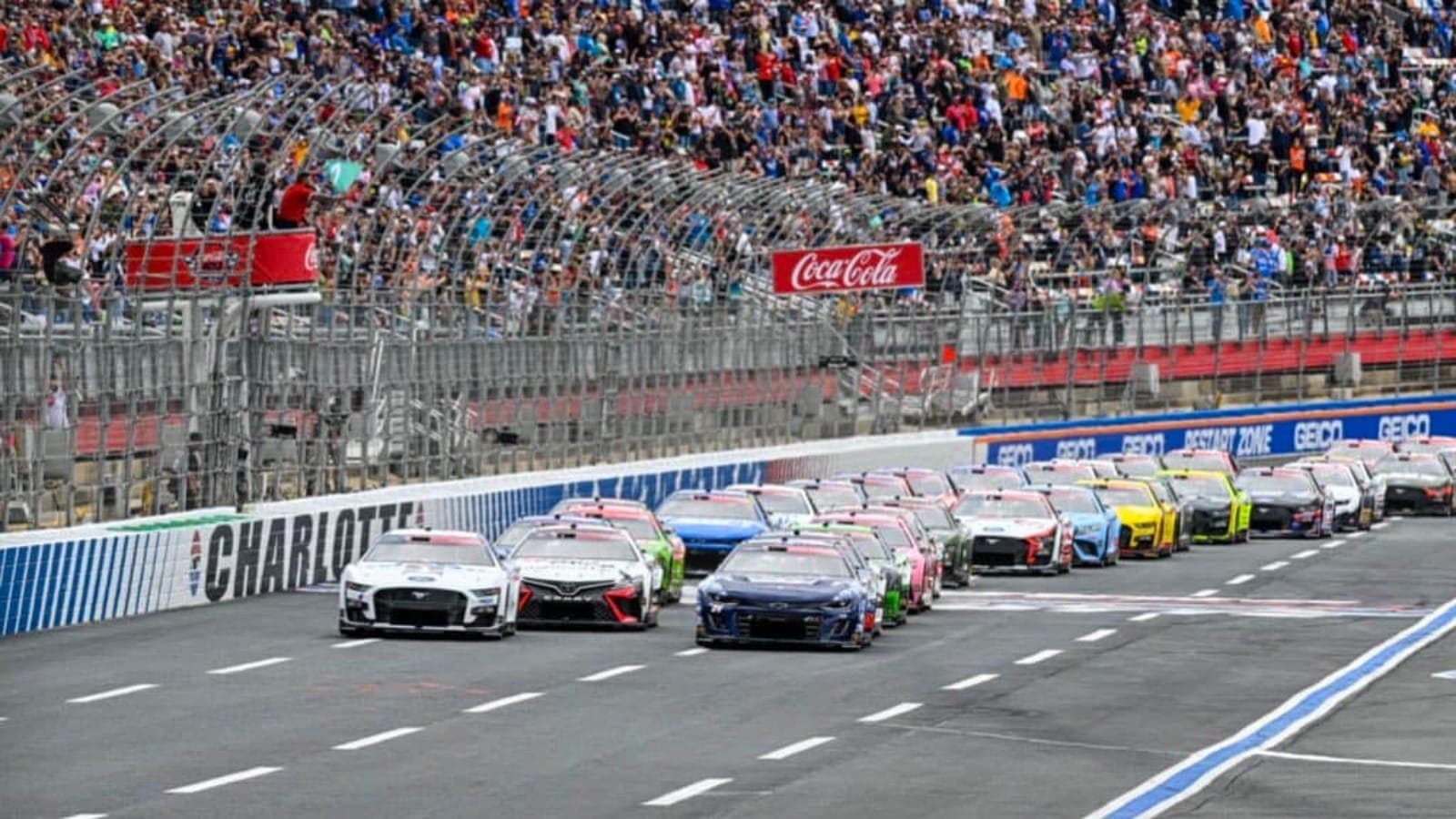 Prova mais longa da temporada da Nascar começa no pôr do sol e termina à noite