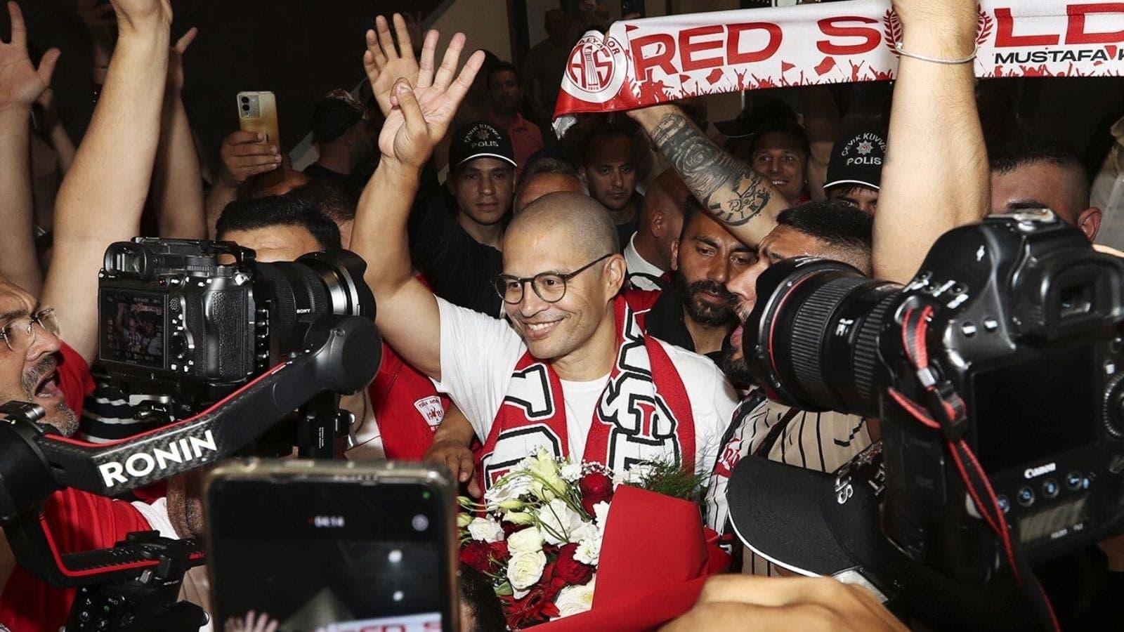 Alex é recebido com festa na Turquia