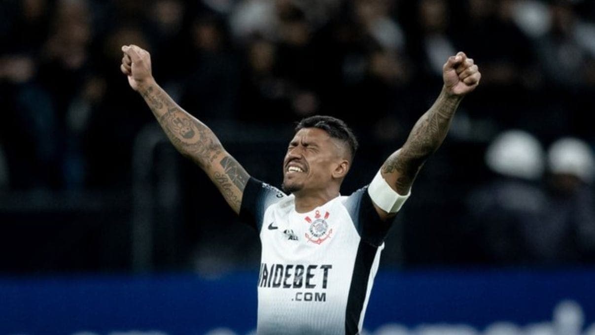 Paulinho se emociona em último jogo pelo Corinthians