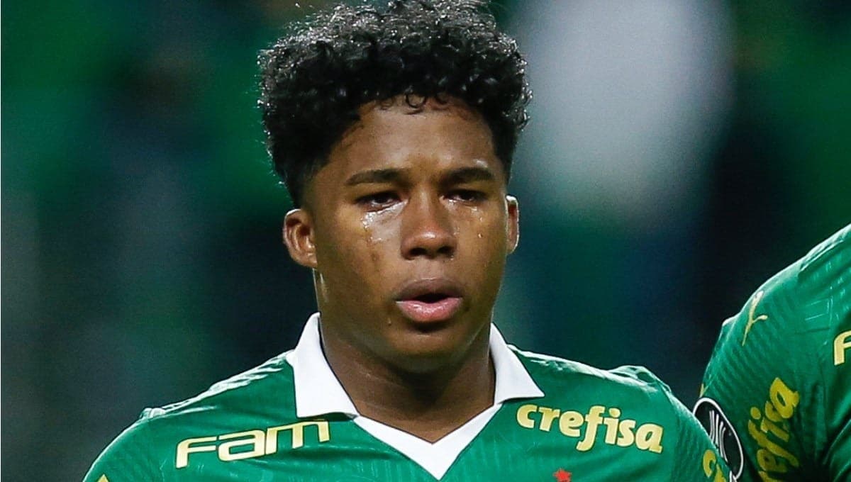 Endrick chorando antes do último jogo pelo Palmeiras antes de ir para o Real Madrid
