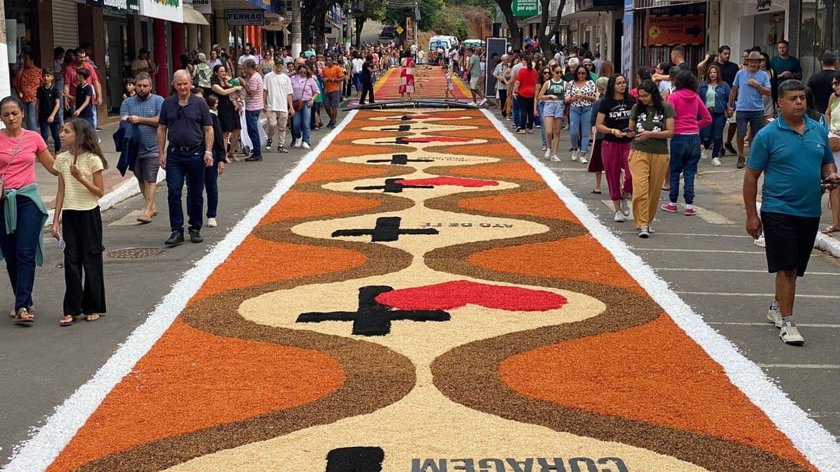 Fiéis comemoram feriado de Corpus Christi com confecção de tapetes