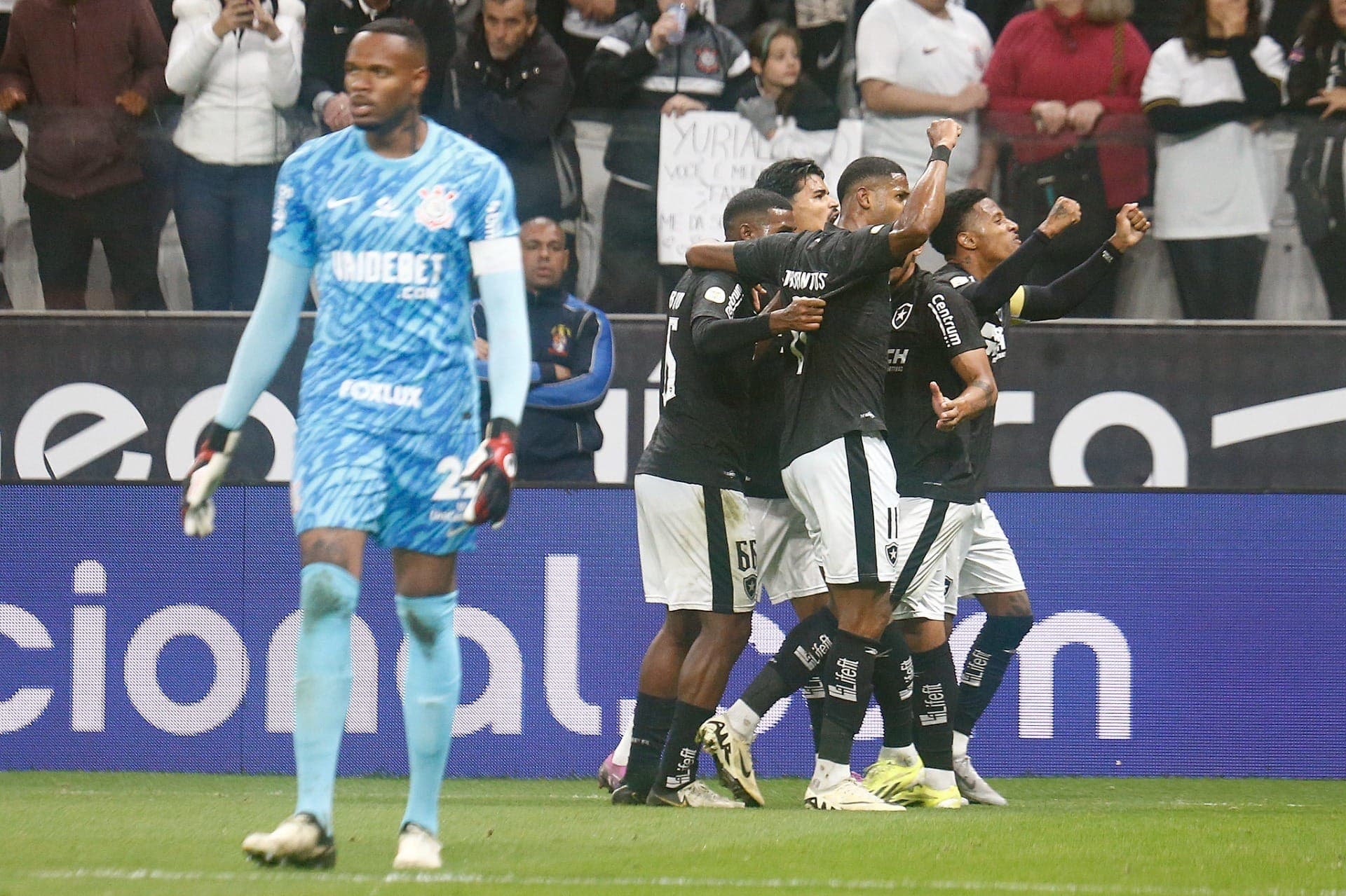 Júnior Santos comemora o gol que deu a vitória ao Botafogo
