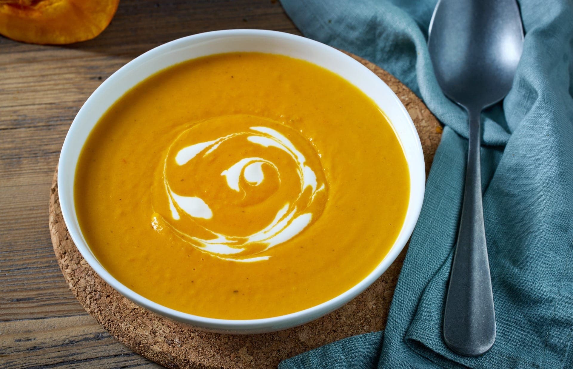 Sopa de abóbora quentinha é perfeita para o inverno