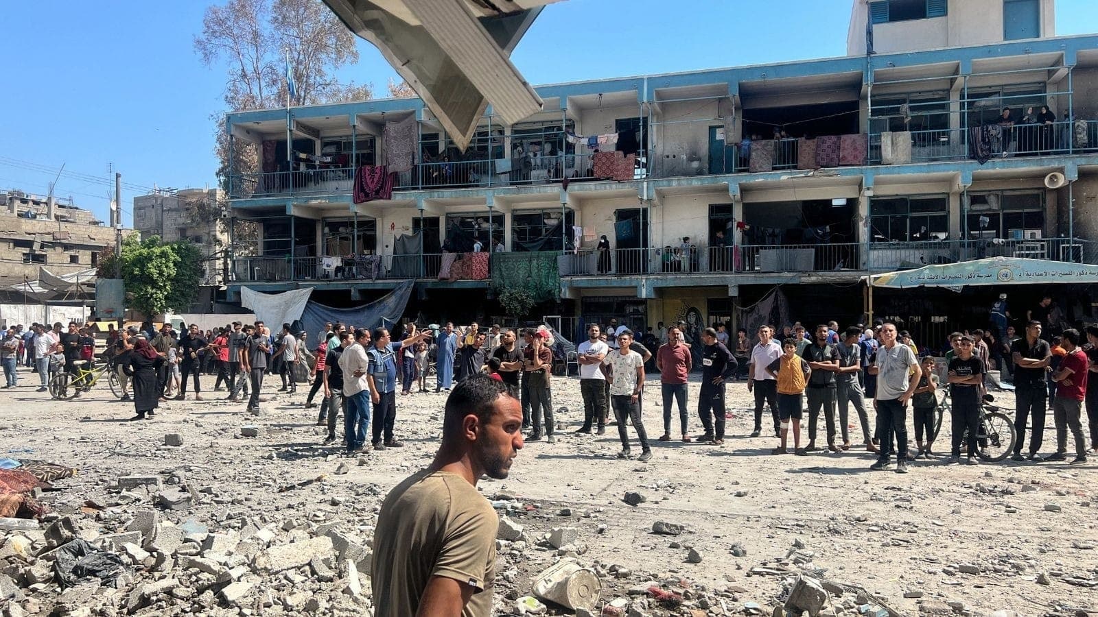 Palestinos em uma escola da ONU que sofreu ataque israelense em Gaza