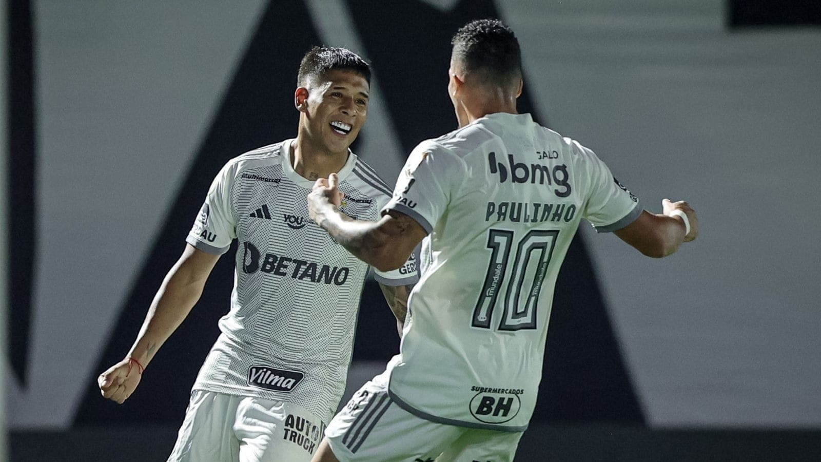 Zaracho e Paulinho comemoram gol do Atlético-MG contra Bragantino