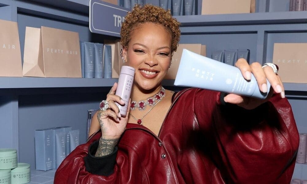 Rihanna participa da festa de lançamento do Fenty Hair em Los Angeles