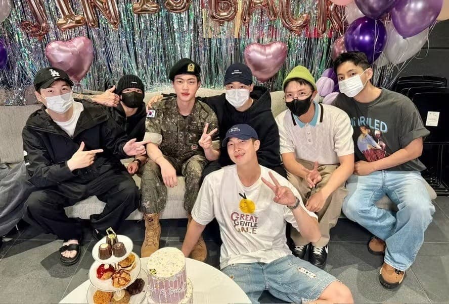 RM, J-Hope, Suga, Jimin, V e Jungkook ainda cumprem o serviço militar