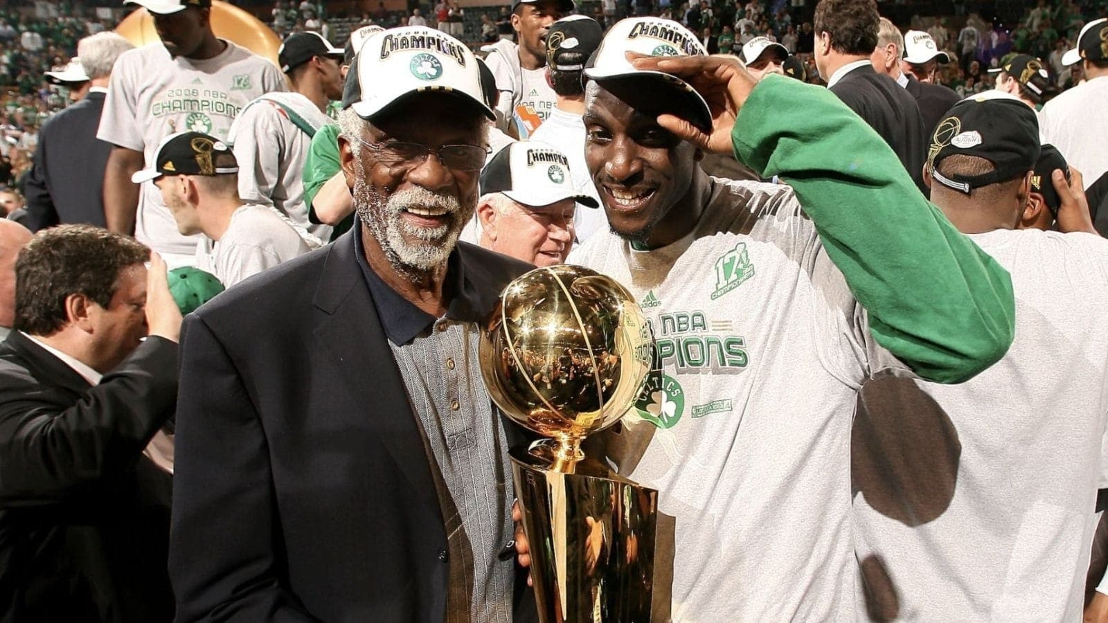 A lenda Bill Russell e Kevin Garnet comemorando o 17º título do Boston Celtics