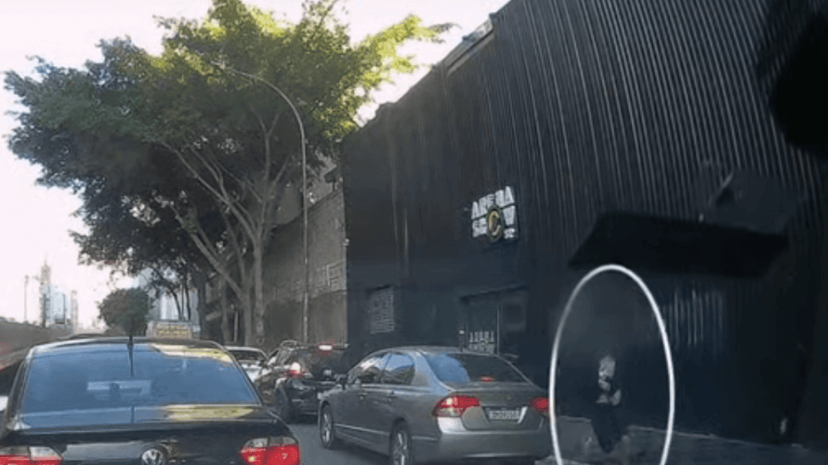 Motorista tem celular roubado pela gangue do “quebra-vidro” no centro de São Paulo