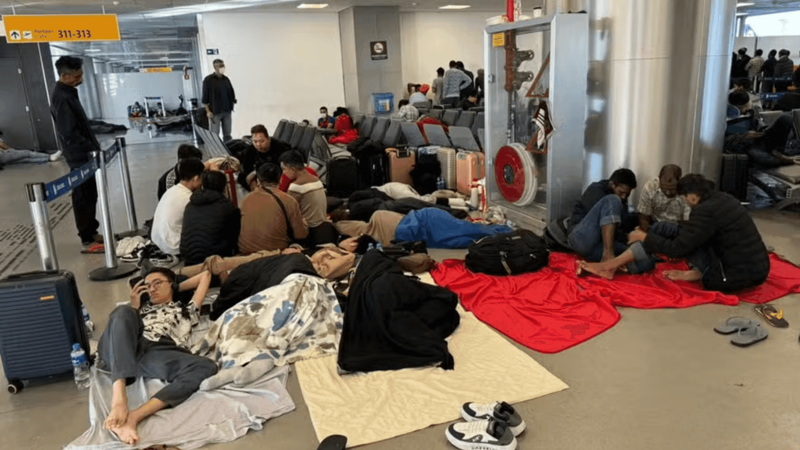Pessoas aguardam por refúgio no aeroporto de Guarulhos