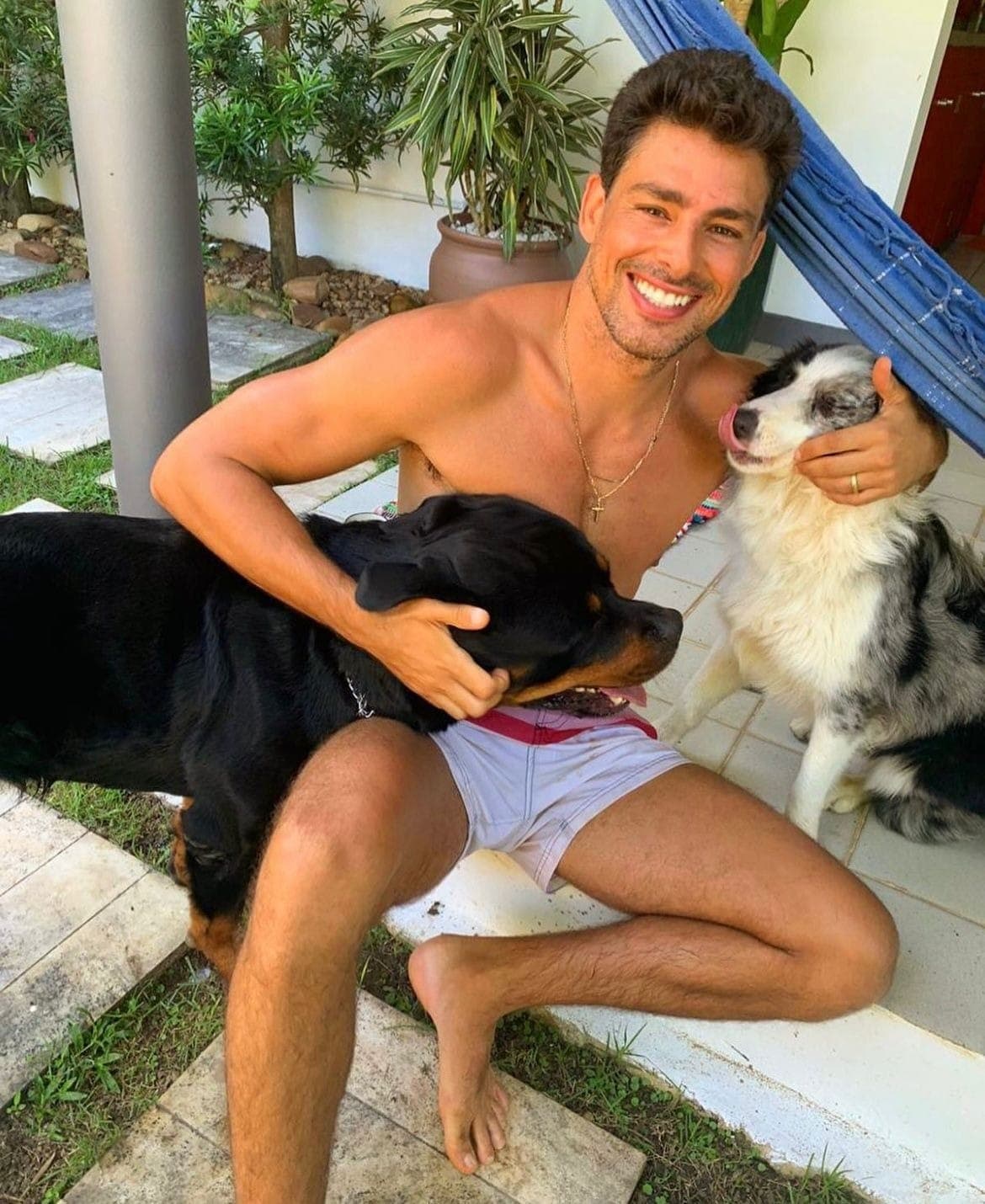 Cauã com Romeu e Shakira: o lamentável ocorrido com os cães do ator e de outros moradores do mesmo bairro