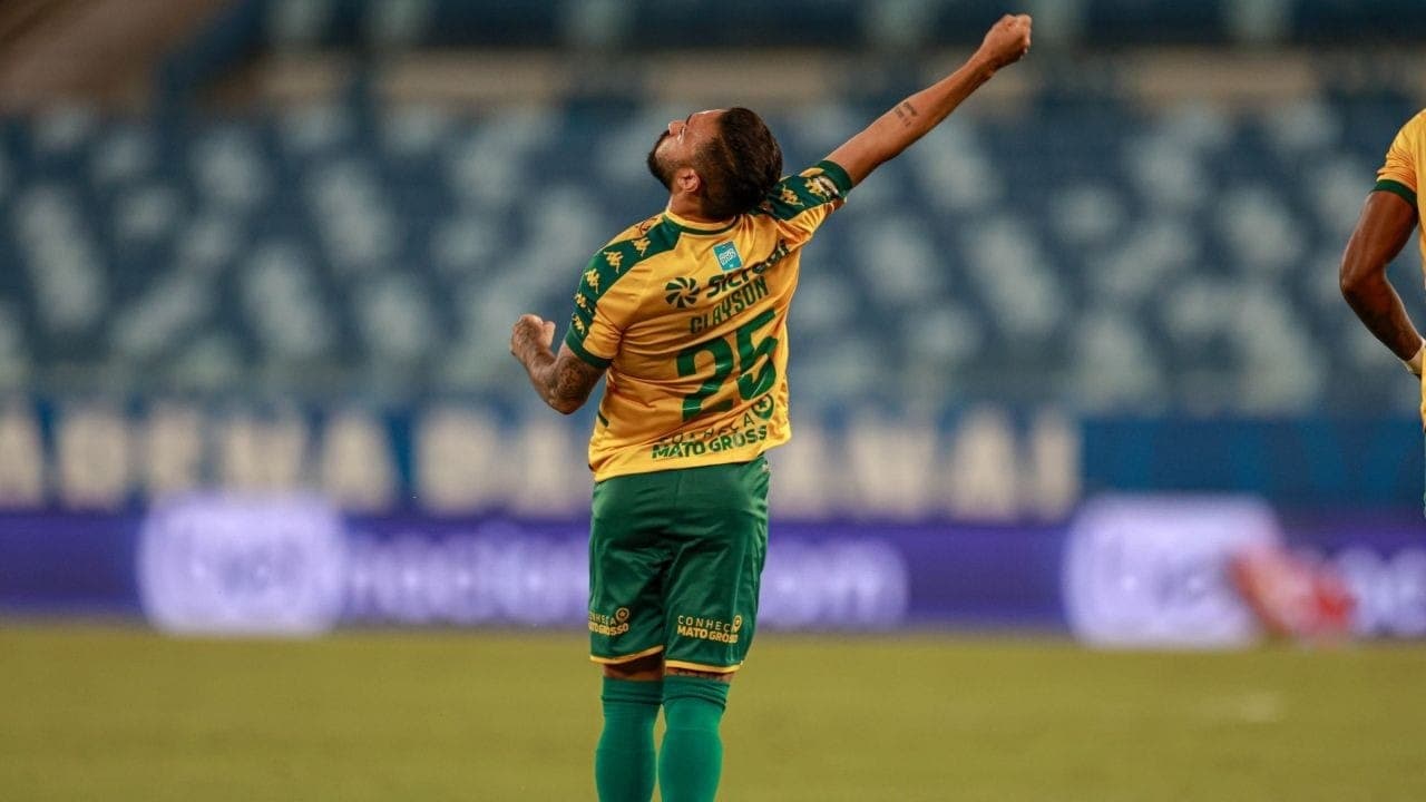 Clayson comemora em goleada do Cuiabá contra o Fortaleza