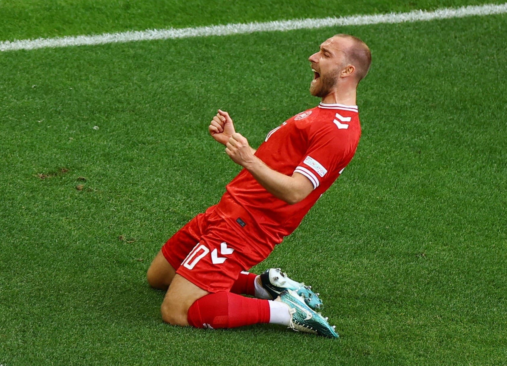 Eriksen celebra gol dinamarquês: meia passou por susto na última edição