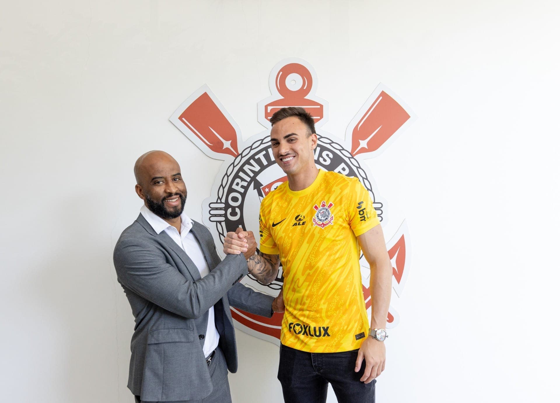 Fabinho Soldado e Matheus Donelli na assinatura do novo contrato