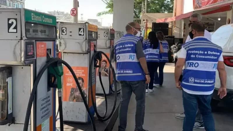 Fiscais estiveram em 24 postos de combustível da capital e de municípios do RJ