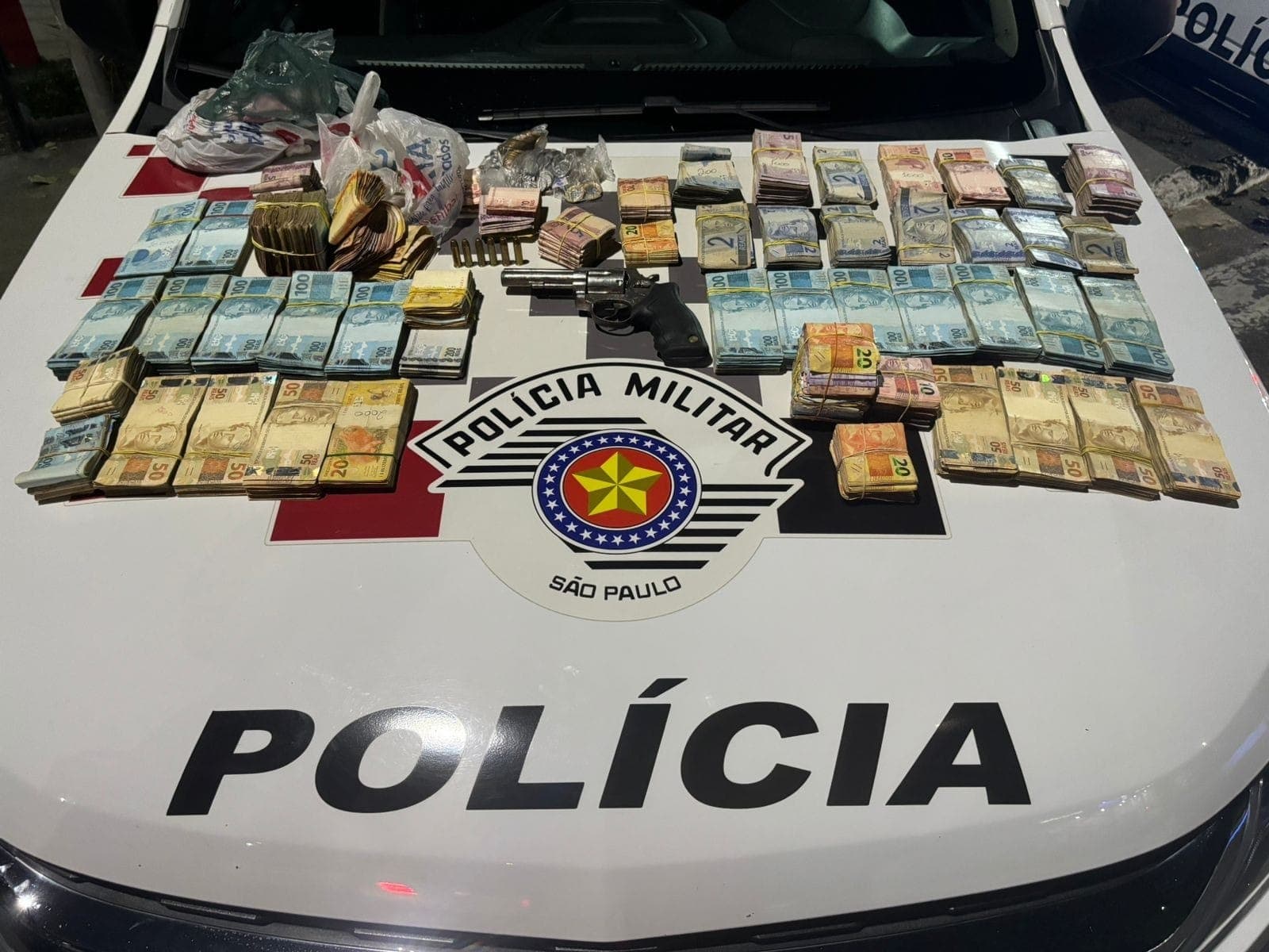 Homem é preso com drogas, arma e mais de 200 mil reais em Taubaté