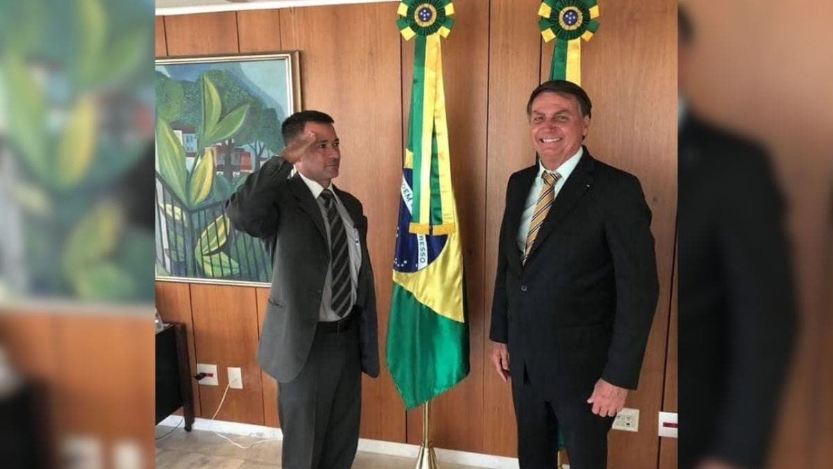 O coronel Mello Araújo e o ex-presidente Jair Bolsonaro