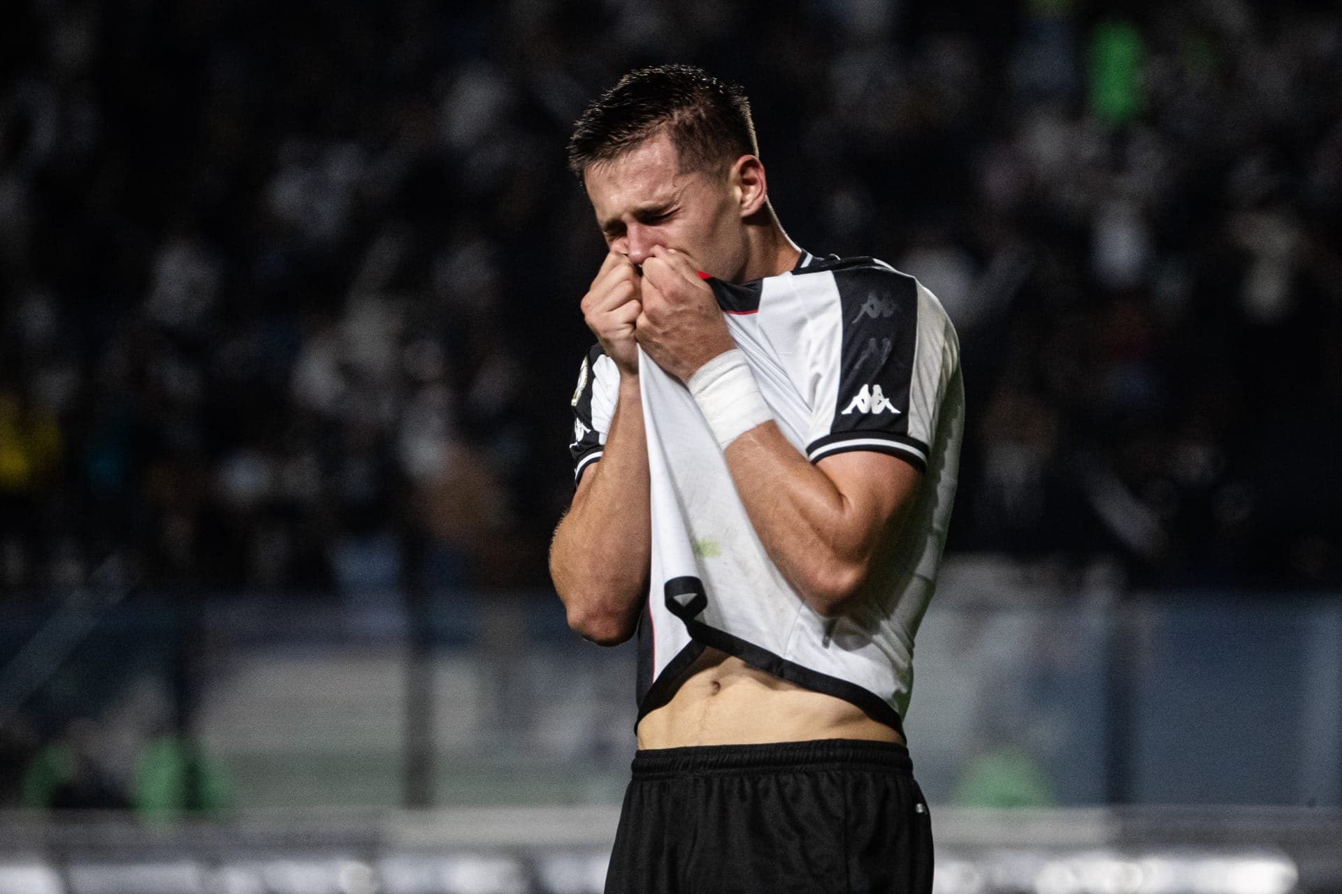 Estrella comemora gol do Vasco contra o São Paulo
